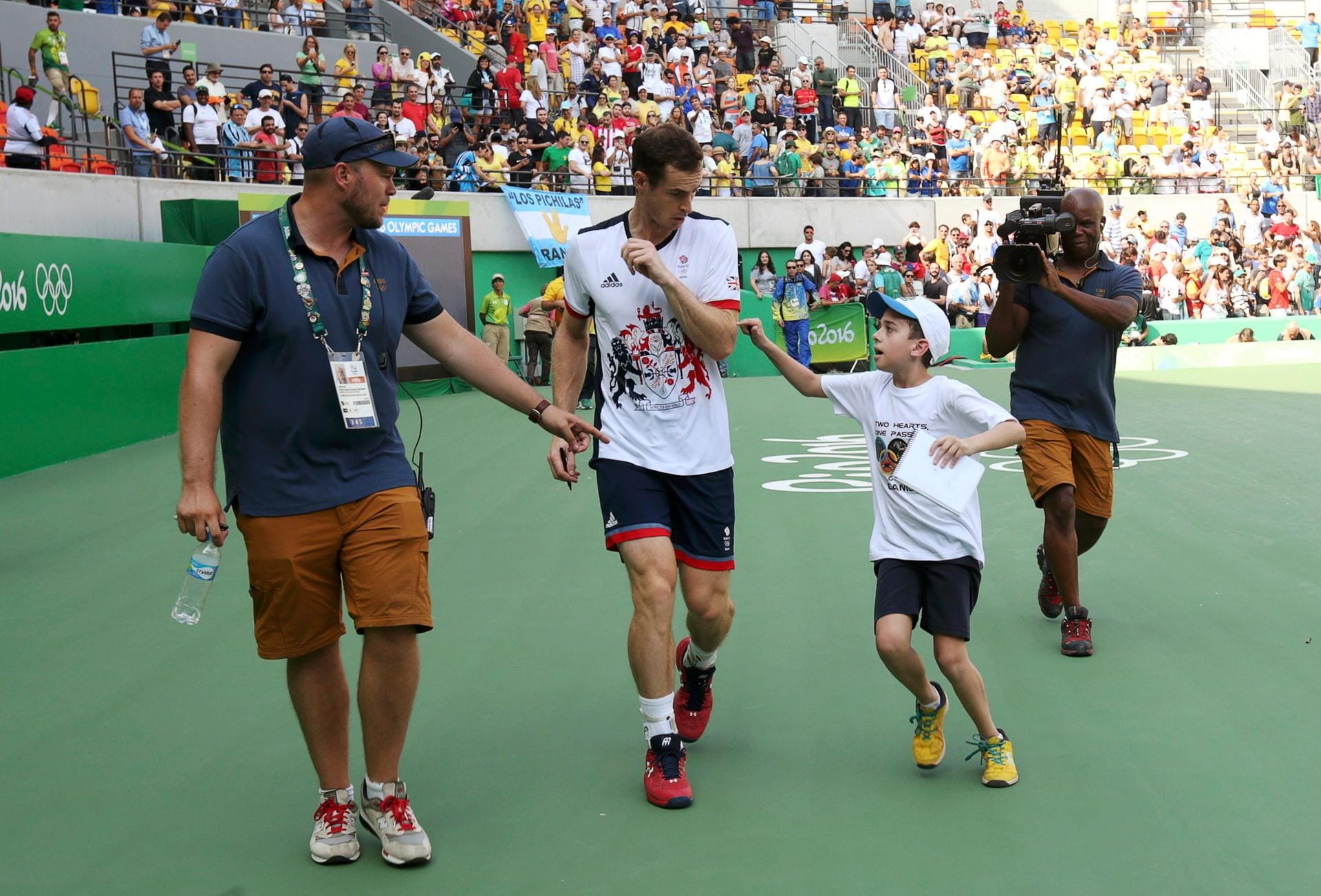Andy Murray reagiert überrascht, als ihm ein kleiner Fan folgt. Der Grund ist einfach. Der Tennis-Star hatte aus Versehen den Stift des Jungen "mitgehen lassen".