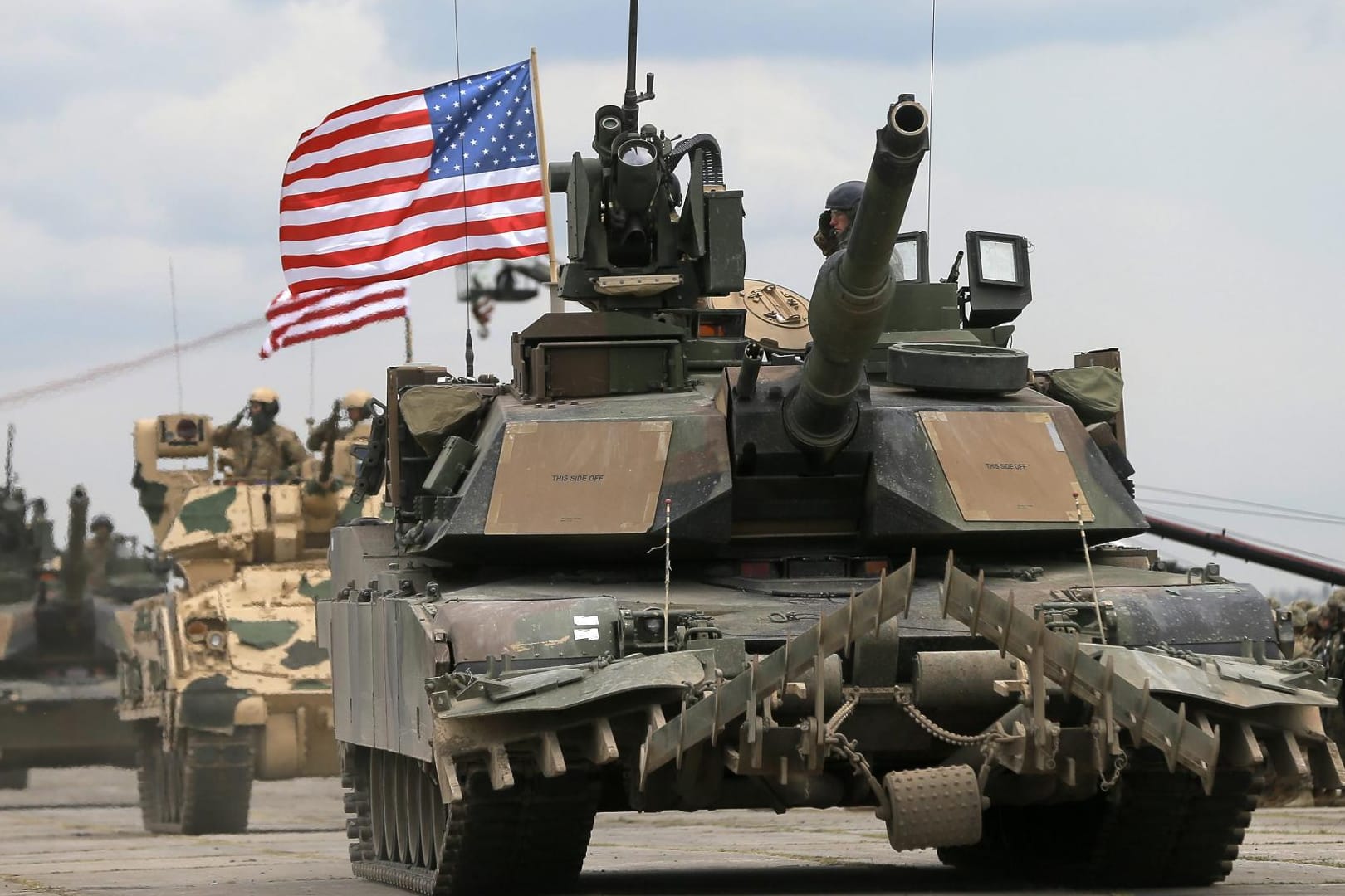 Ein US-Panzer vom Typ M1A2 Abrams bei einer Militärparade in Tiflis, Georgien.
