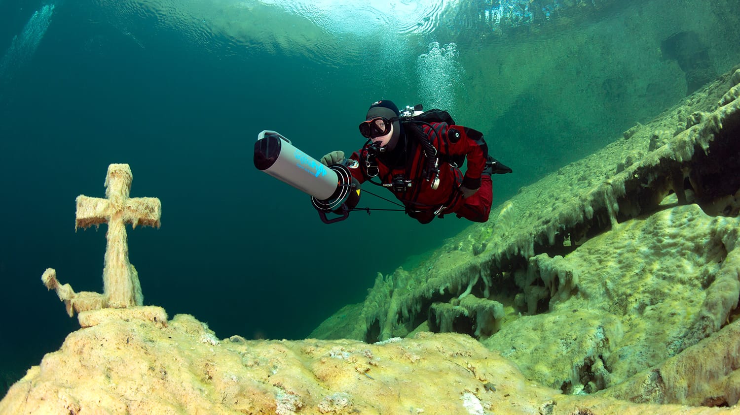 Mit dem Tauchscooter von AquaProp (um 1975 Euro) legen Sie entspannt einige Kilometer unter Wasser zurück.