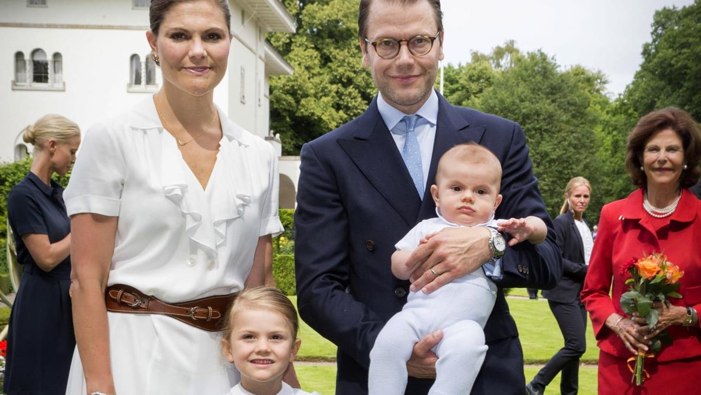 Prinzessin Victoria von Schweden, Ehemann Prinz Daniel und die gemeinsamen Kinder Estelle und Oscar auf Öland.
