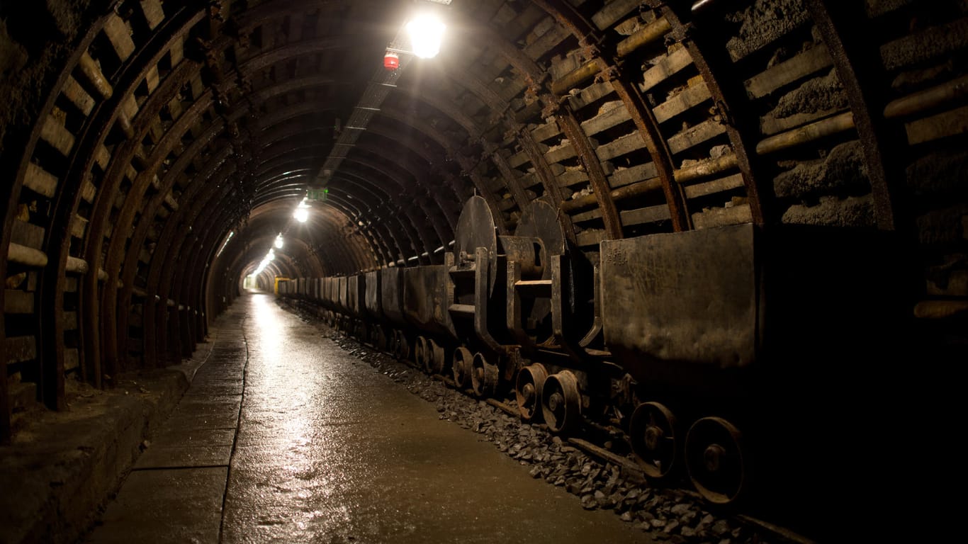 In einem Tunnel soll in der Gegend am Gleiskilometer 65 ein deutscher Panzerzug aus dem Zweiten Weltkrieg verborgen sein.