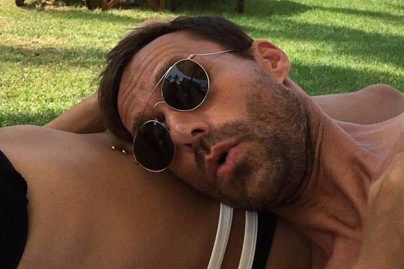 Sven Hannawald lauscht am Bauch von Freundin Melissa Thiem.