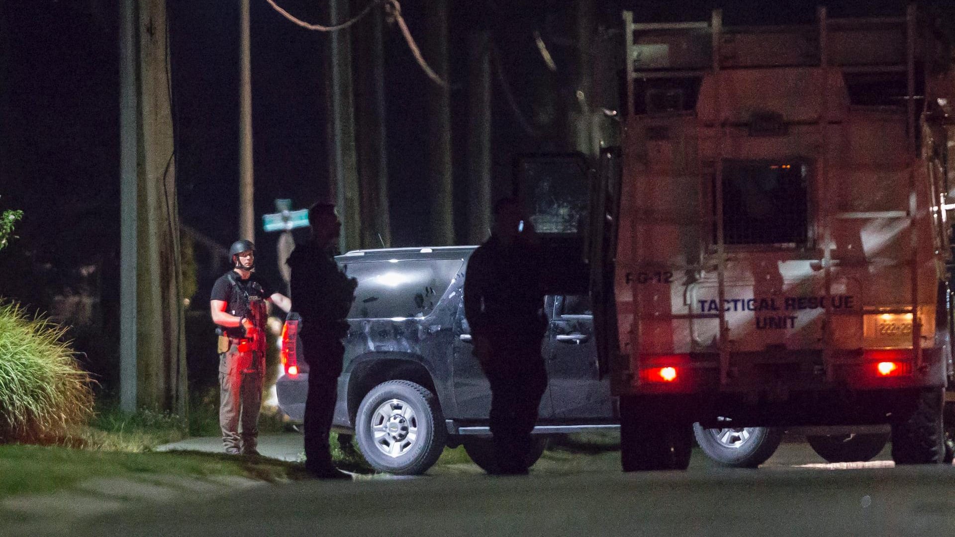 Polizisten stehen an dem Haus in Strathroy, wo ein Verdächtiger erschossen wurde.