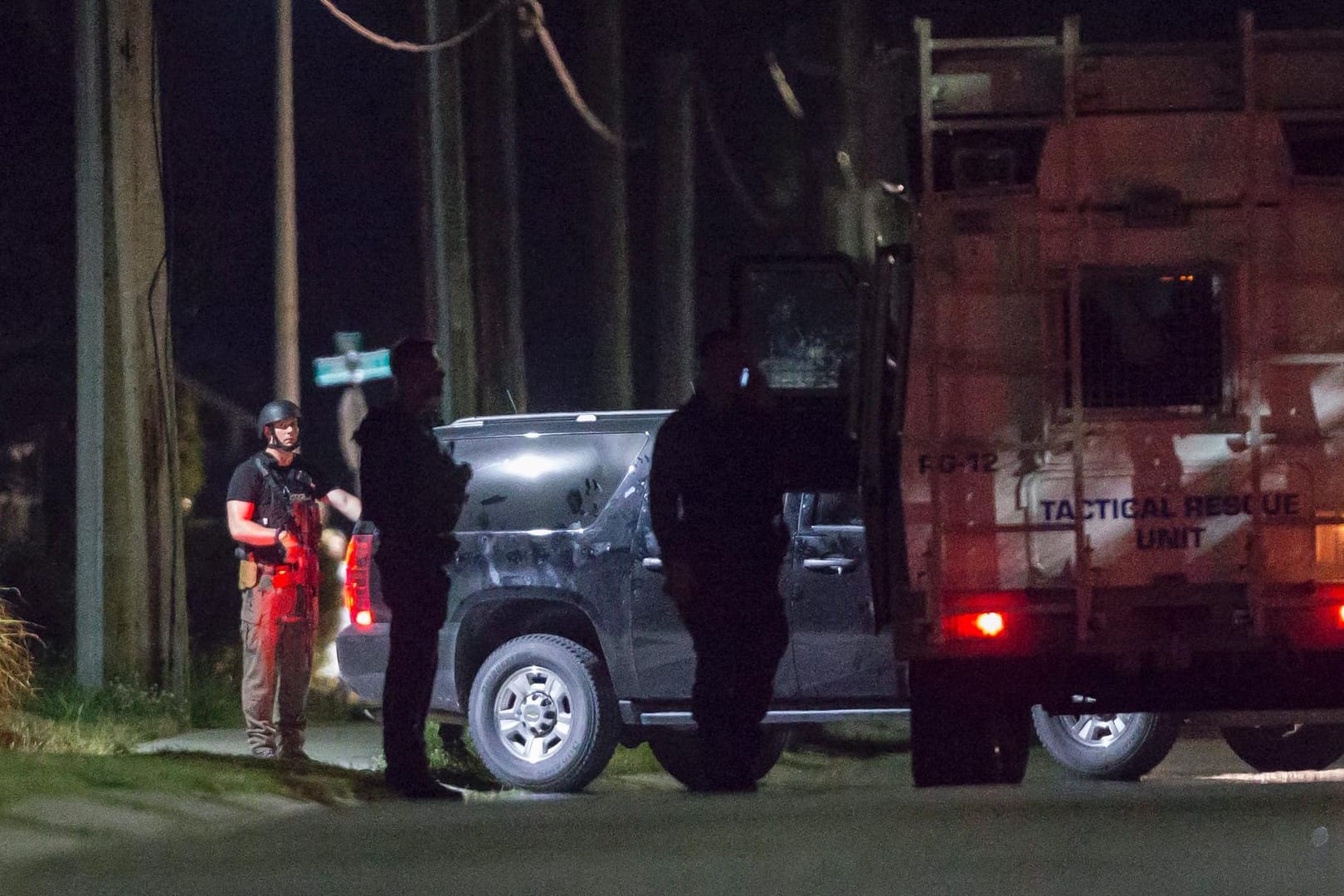 Polizisten stehen an dem Haus in Strathroy, wo ein Verdächtiger erschossen wurde.