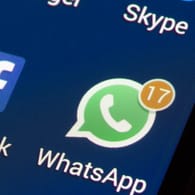 Das WhatsApp-Logo auf einem Smartphone: Mit wenigen Klicks können Sie Ihr Konto löschen und die App deinstallieren.