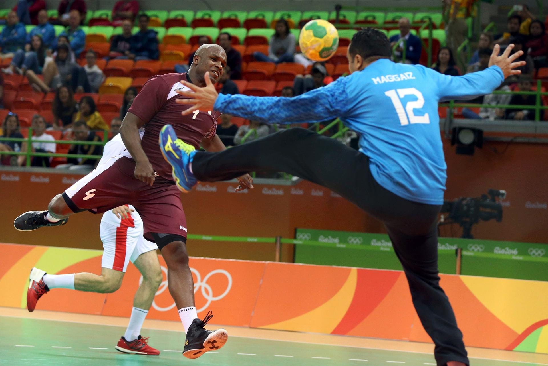 Voller Körpereinsatz beim Handball: Tunesiens Torhüter Marouen Maggaiz (re.) wirft sich im Spiel gegen Katar mit vollem Risiko in einen Wurf von Hassan Mabrouk - und hält.