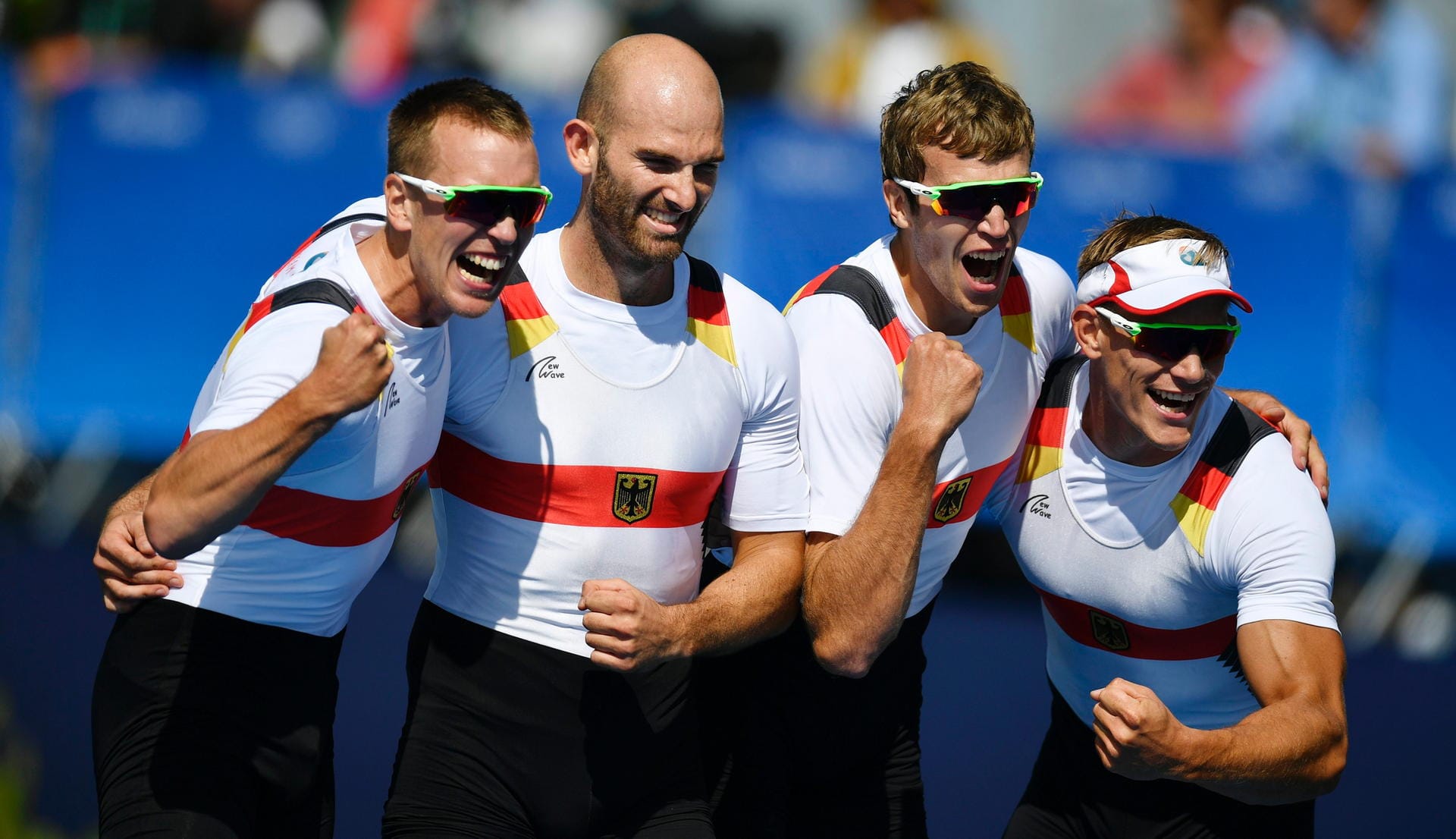 So sehen Sieger aus: Hans Gruhne, Karl Schulze, Lauritz Schoof und Philipp Wende (v.li.) feiern ihre Goldmedaille für Deutschland im Rudern.