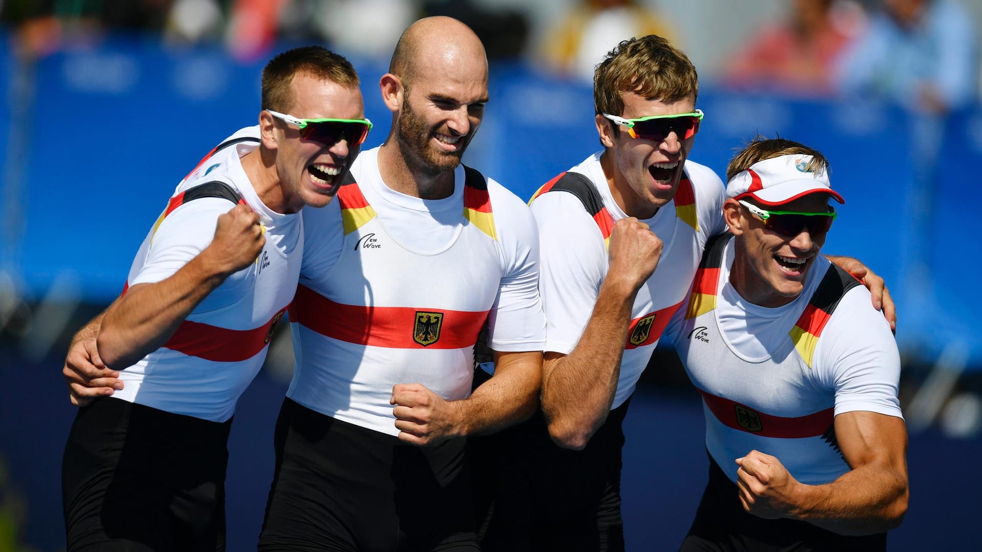 So sehen Sieger aus: Hans Gruhne, Karl Schulze, Lauritz Schoof und Philipp Wende (v.li.) feiern ihre Goldmedaille für Deutschland im Rudern.