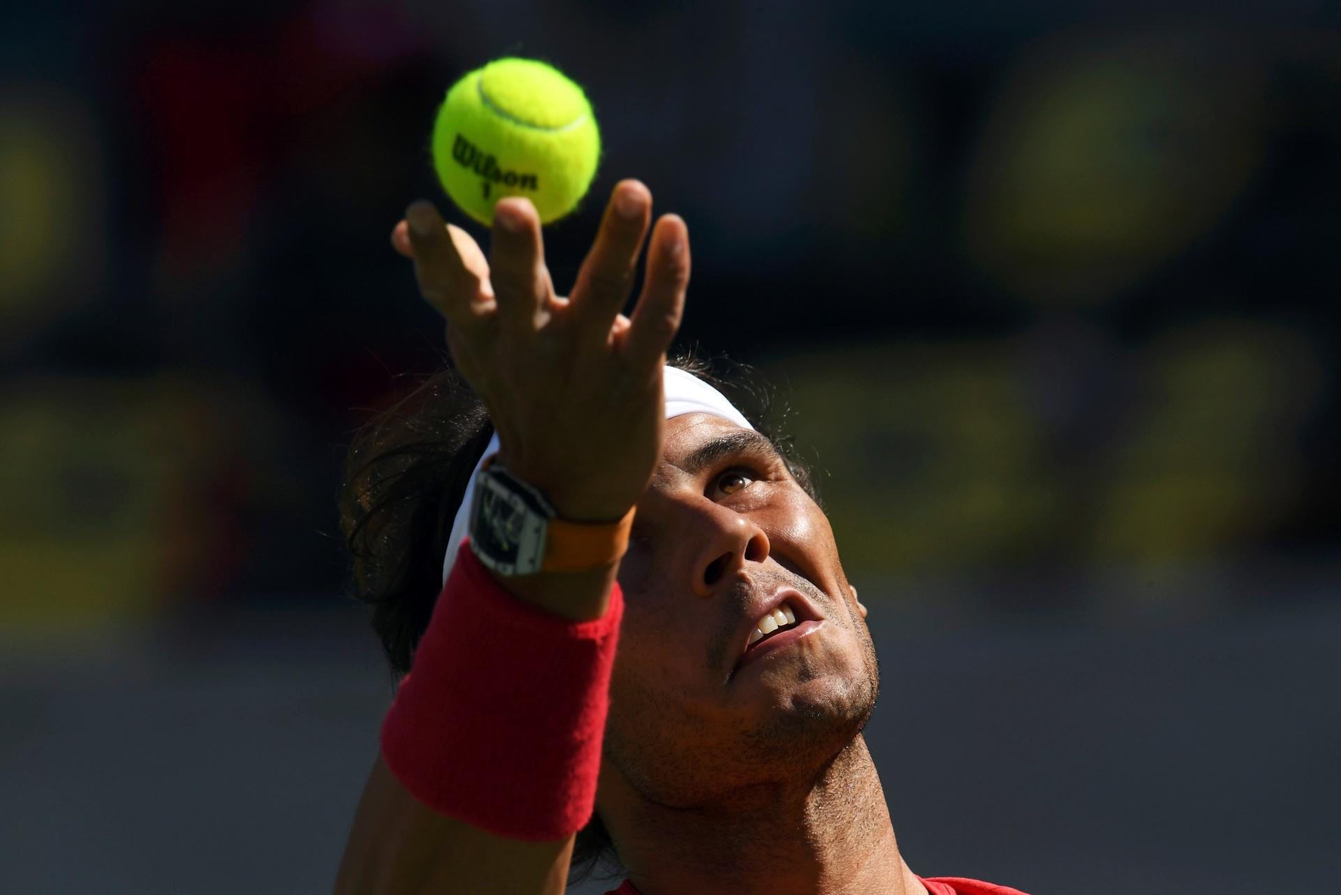 Und was Ma Long beim Tischtennis macht, zeigt der spanische Tennis-Star Rafael Nadal bei seinem Match gegen den Franzosen Gilles Simon. Immer schön das Spielgerät im Auge behalten...