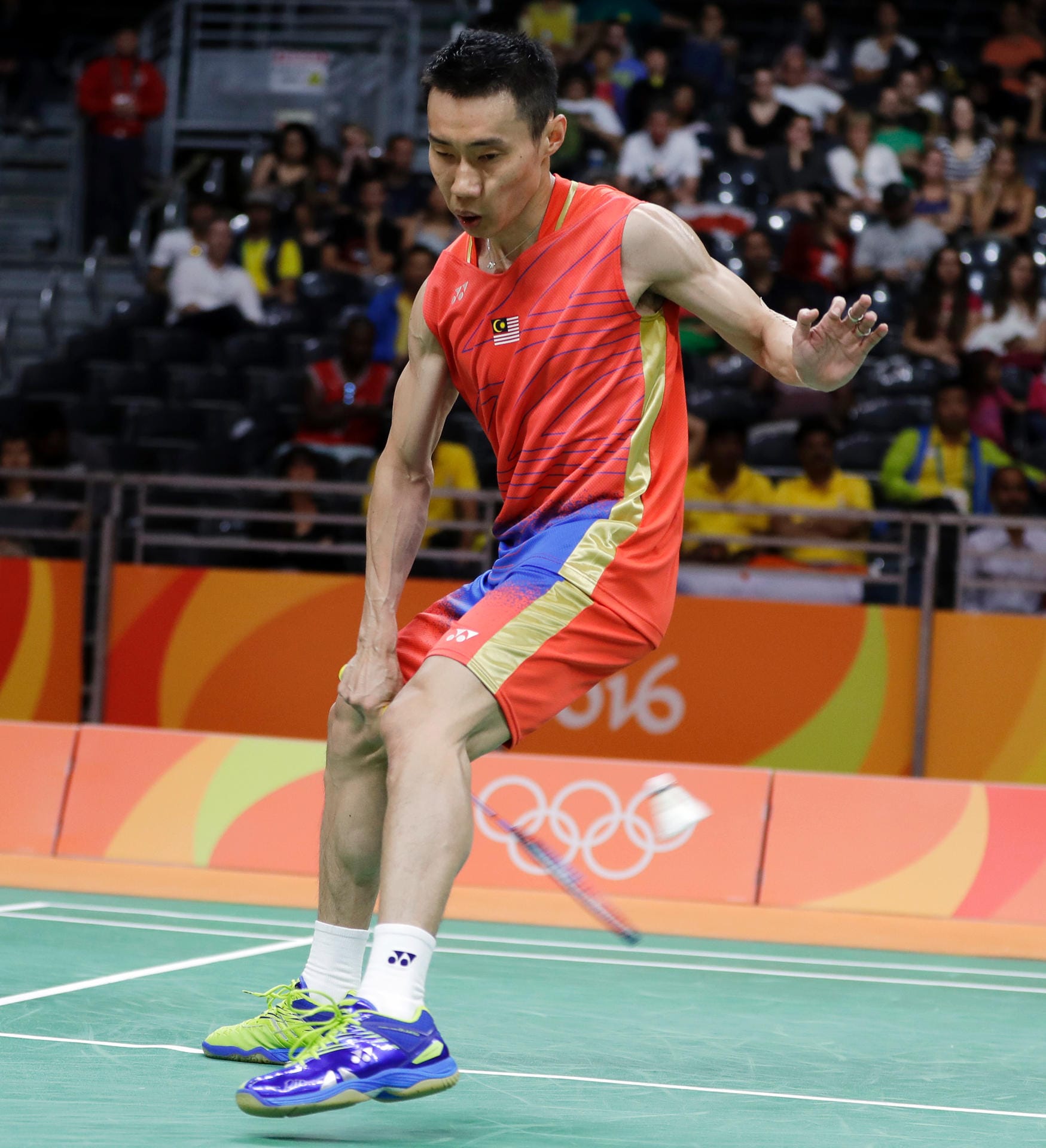 Für ein Kunststück beim Badminton sorgt Malaysias Top-Spieler Chong Wei Lee im Spiel gegen Soren Opti aus Suriname: Der Malaye returniert einen Ball von Opti per Vorhand durch die Beine.