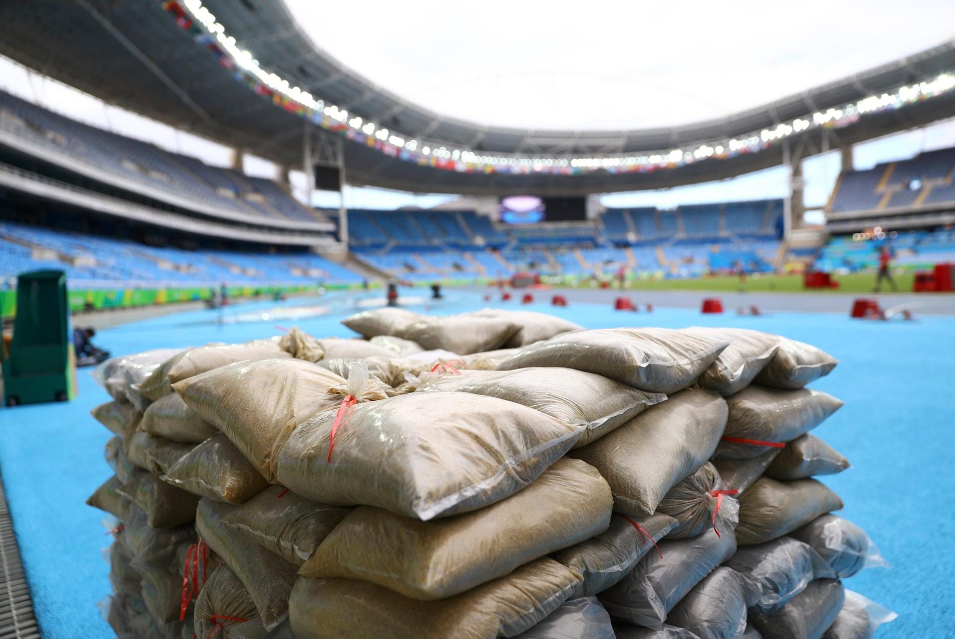 Für die Weitsprung-Events wird abgepackter Sand in Säcken angekarrt. Ob dieser wohl von den Traumstränden Rios wie Copacabana, Ipanema oder Leblon stammt?
