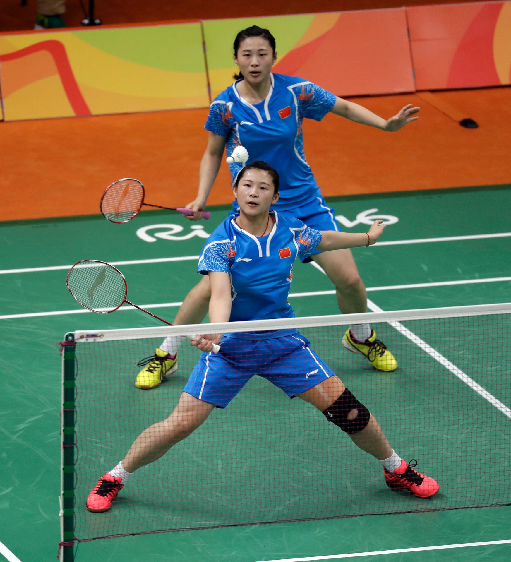 Synchron-Badminton aus China: Das Duo Luo Yu (vorne) und Luo Ying bewegt sich beim Duell gegen die beiden Däninnen Kamilla Rytter Juhl und Christinna Pedersen nahezu gleich.