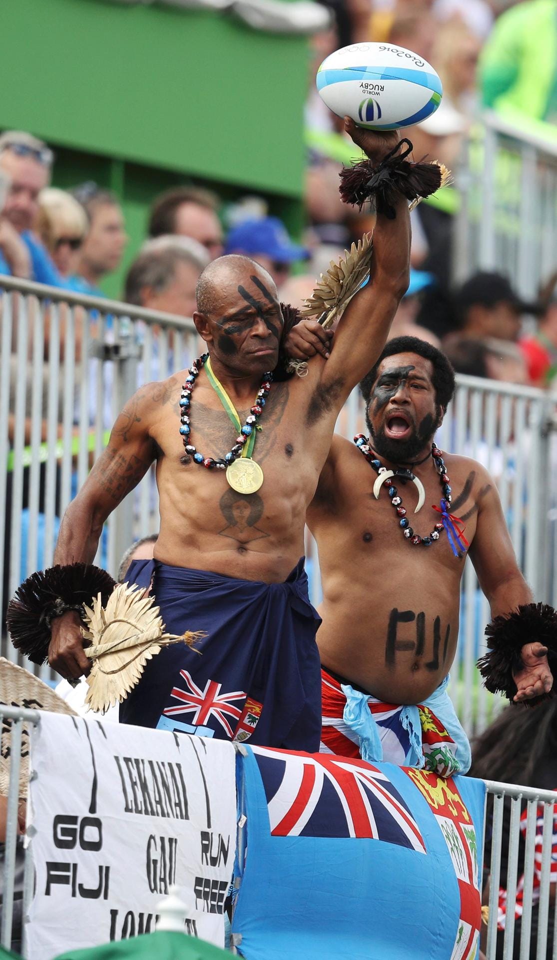Voodoo-Zauber beim Rugby? Diese Fans der Fidschi-Inseln scheinen beim Spiel gegen die Japaner einen Geist zu beschwören. Gebracht hat es tatsächlich was: Die Rugby-Männer des Inselstaats gewinnen und sichern sich so bereits vor dem Finale die erste Olympia-Medaille für ihr Land.