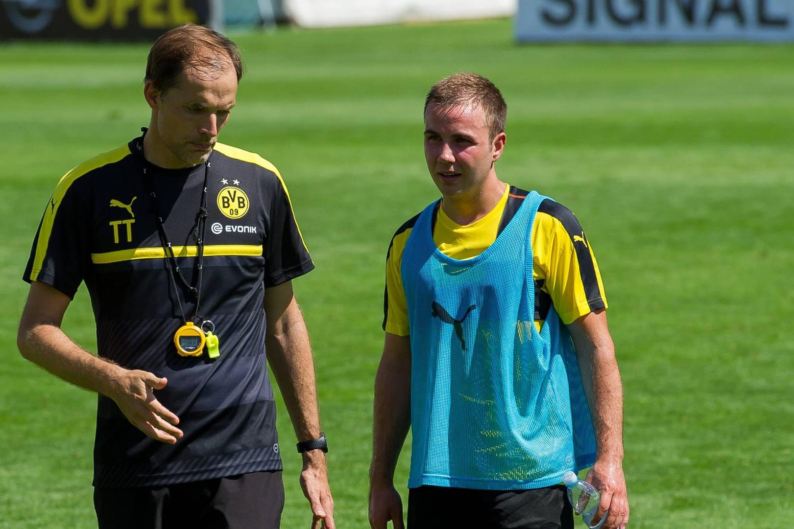 Trainer Thomas Tuchel mit BVB-Neuzugang Mario Götze im Trainingslager in der Schweiz.
