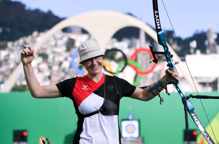 Bogenschützin Lisa Unruh sorgt mit Silber für einen historischen Erfolg: Die 28-Jährige gewinnt die erste deutsche Einzelmedaille im Bogenschießen überhaupt. Unruhs Silber war die achte deutsche Medaille bei den Spielen in Brasilien.
