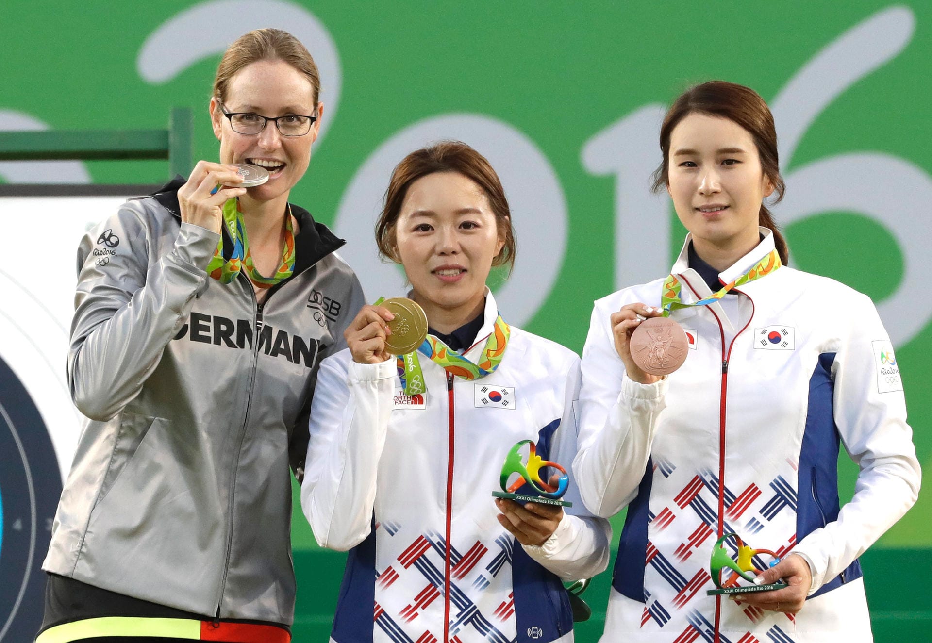 Bogenschützin Lisa Unruh (li.) schreibt mit ihrer Silbermedaille deutsche Olympia-Geschichte. Mit der ersten Einzelmedaille in dieser Disziplin krönt die Berlinerin ihre noch junge Karriere. Nun hofft sie auf einen Schub für ihre Sportart.