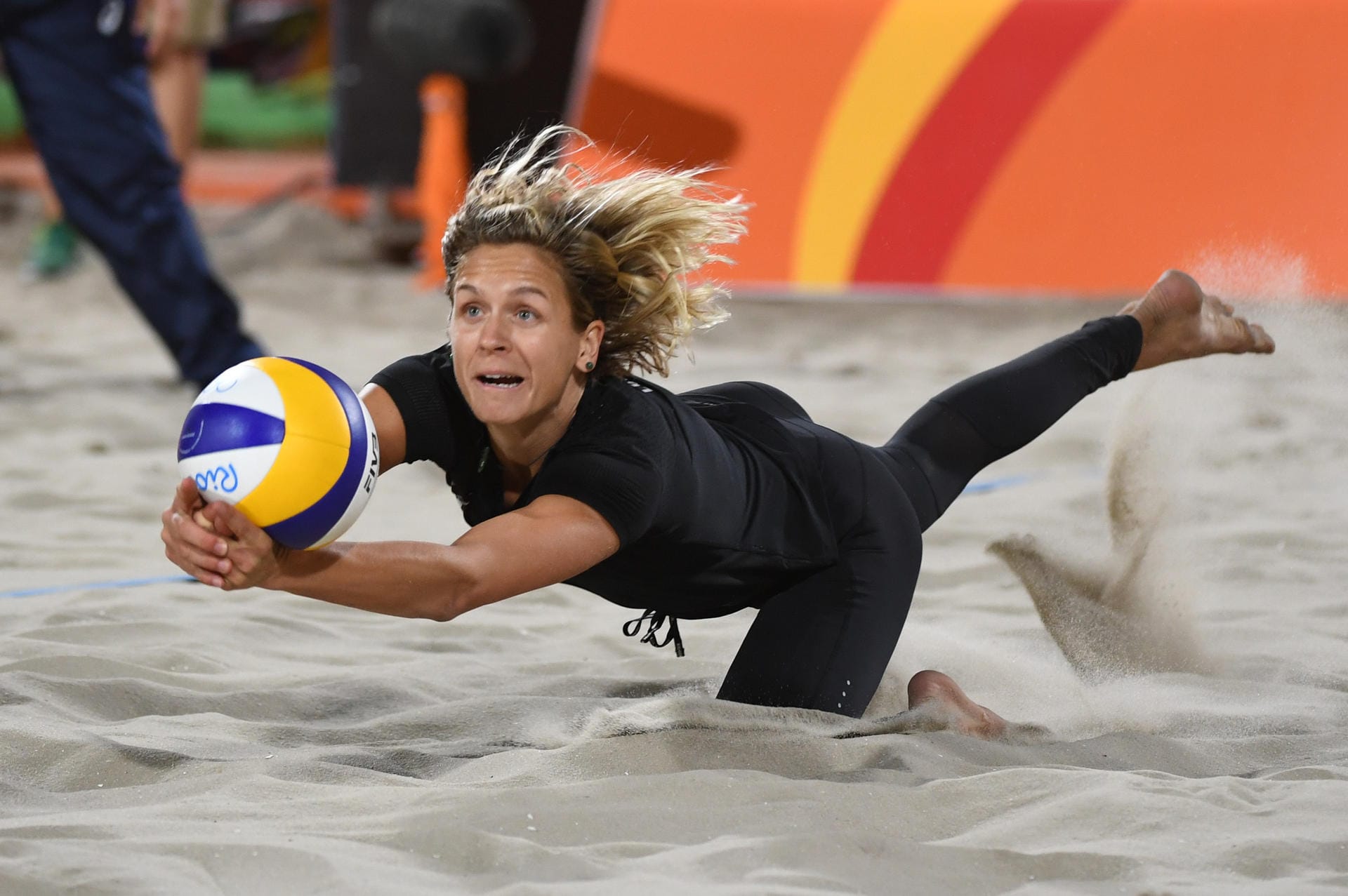 Annahme: Beachvolleyballerin Laura Ludwig bestritt ihr letztes Vorrundenspiel. Gemeinsam mit Kira Walkenhorst gab es einen 2:1-Sieg.