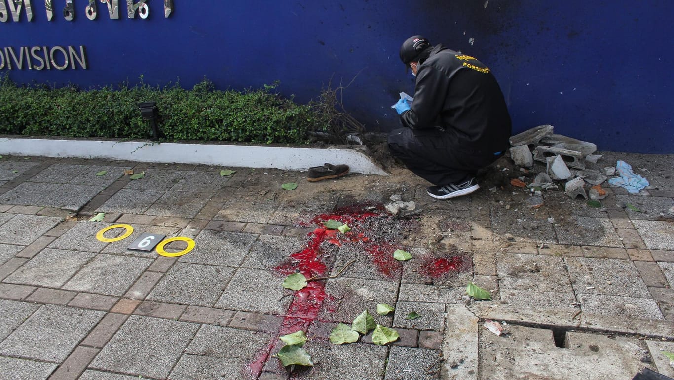 Ein Beamter sichert in Surat Thani nach einer Bombenexplosion Spuren.