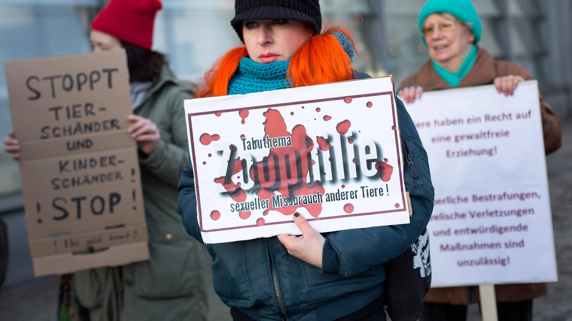 Tierschützer bei einer Demonstration gegen Zoophilie.