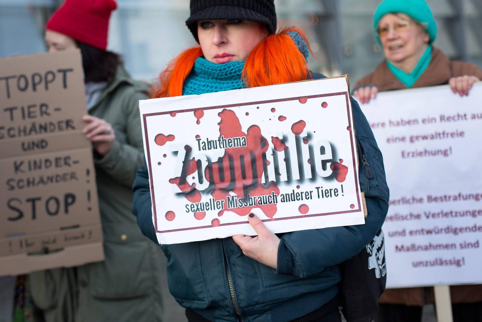 Tierschützer bei einer Demonstration gegen Zoophilie.