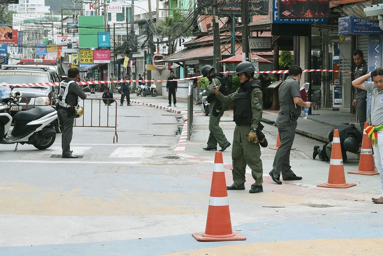 Beamte des Kampfmittelräumdienstes sichern die Gegend um den Strand von Patong in der Provinz Phuket.