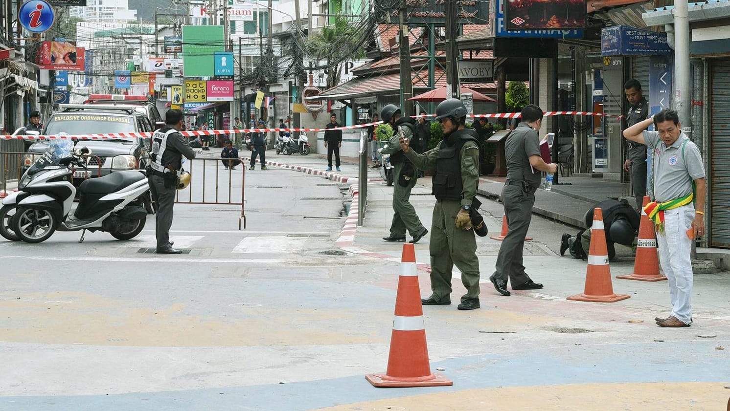 Beamte des Kampfmittelräumdienstes sichern die Gegend um den Strand von Patong in der Provinz Phuket.