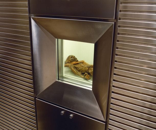 Das ist Ötzi im Südtiroler Archäologiemuseum.
