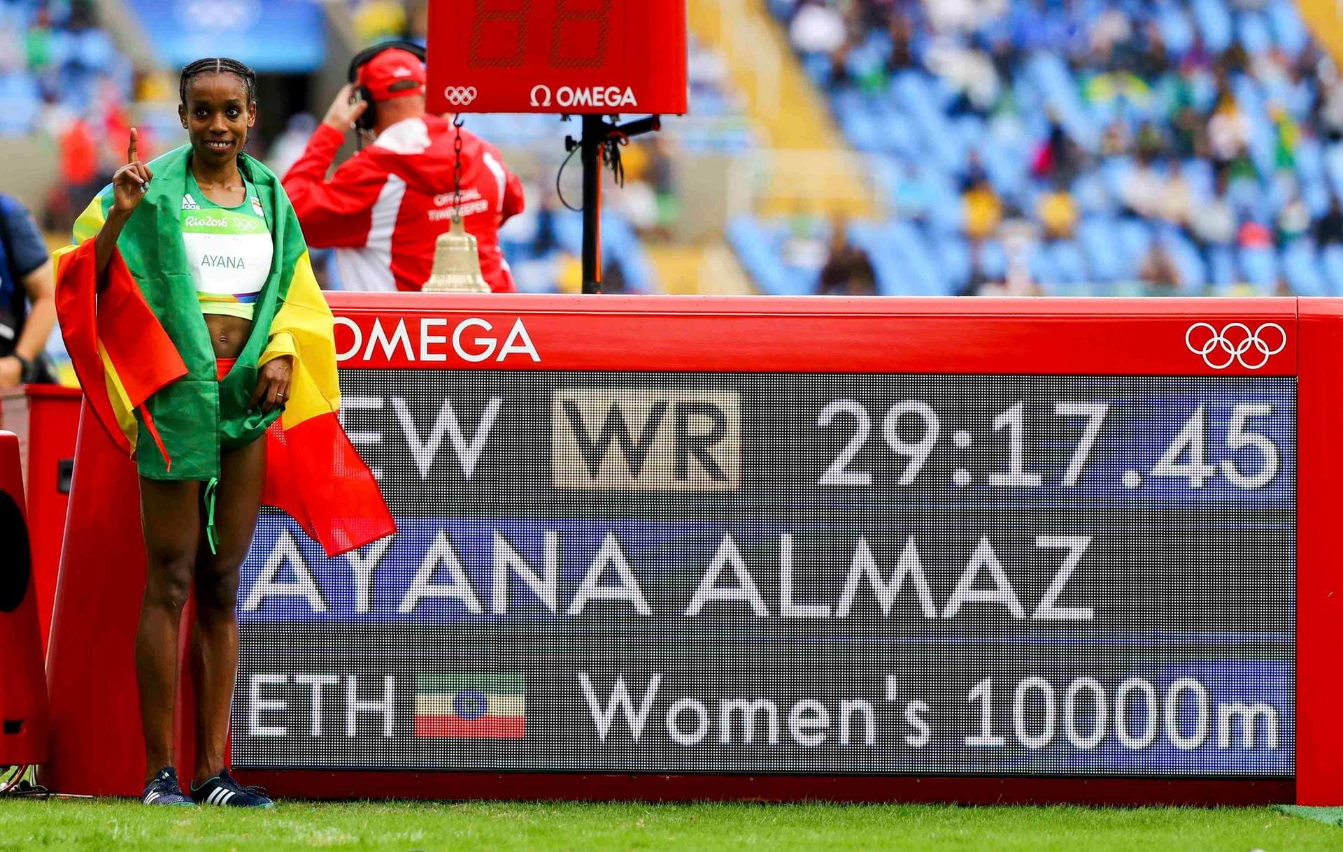 Wahnsinns-Weltrekord beim 10.000-Meter-Lauf: Die 25-jährige Almaz Ayana aus Äthiopien pulverisiert in 29:17,45 Minuten die alte Bestmarke der Chinesin Wang Junxia (29:31,78) von 1993 und gewinnt Gold. Ayana lief wie von einem anderen Stern, marschierte fast die Hälfte der Distanz alleine vorneweg.