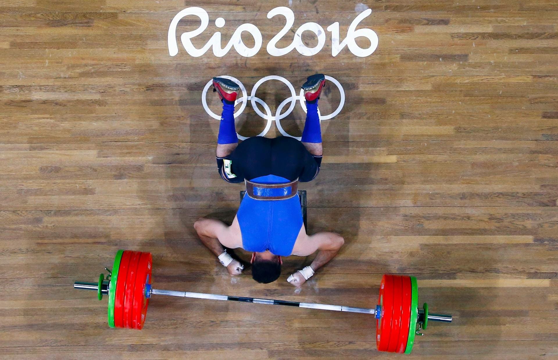 Kraft durch göttlichen Beistand? Der griechische Gewichtheber Theodoros Iakovidis reißt die 160 Kilogramm - und fällt anschließend ehrfürchtig auf die Knie.