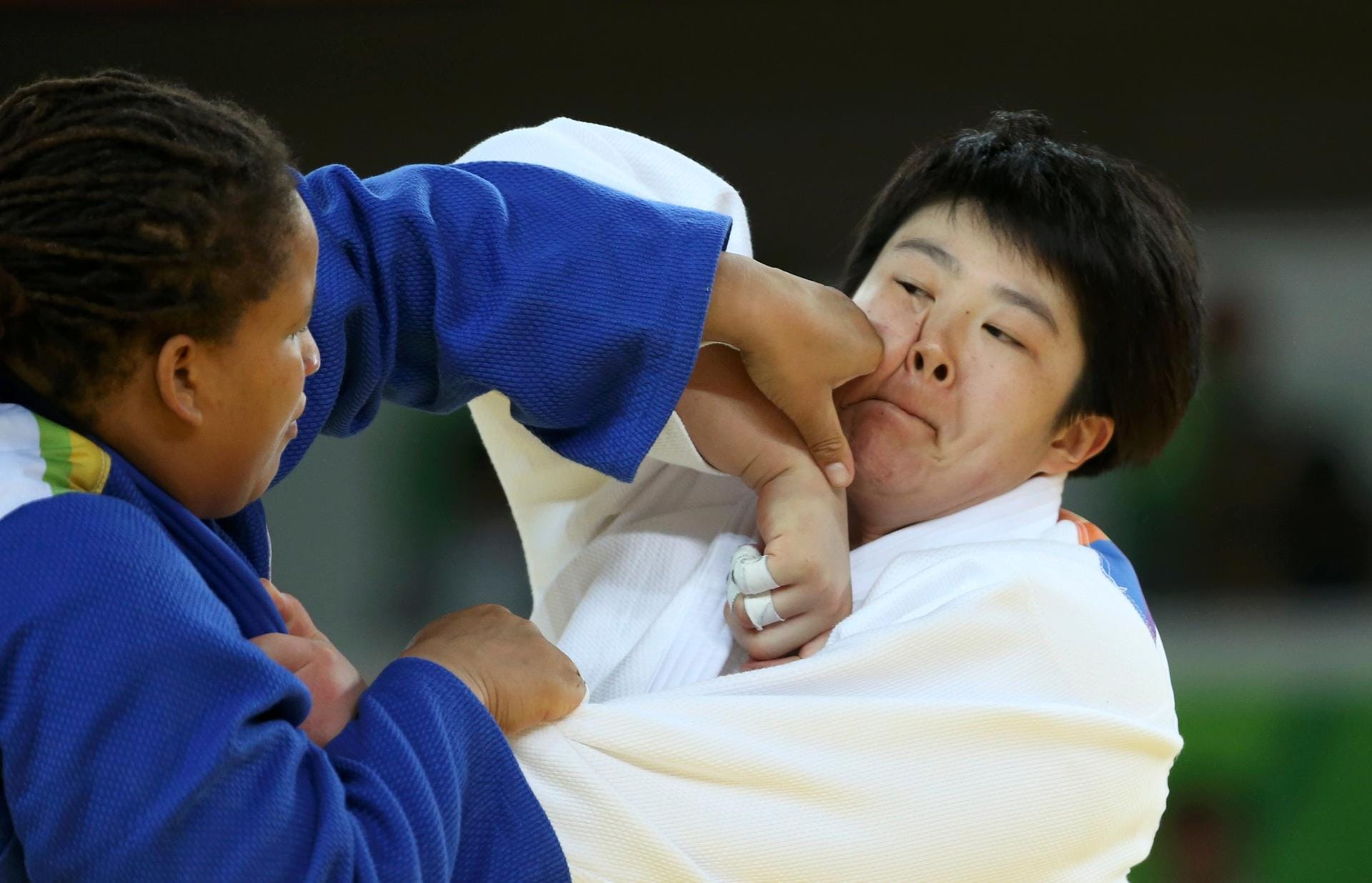 Voll ins Gesicht: Die türkische Judoka Kayra Sayit geht energisch gegen die Gold-Favoritin Yu Song aus China ran. Gebracht hat es nichts - Song ließ sich den Sieg nicht nehmen.