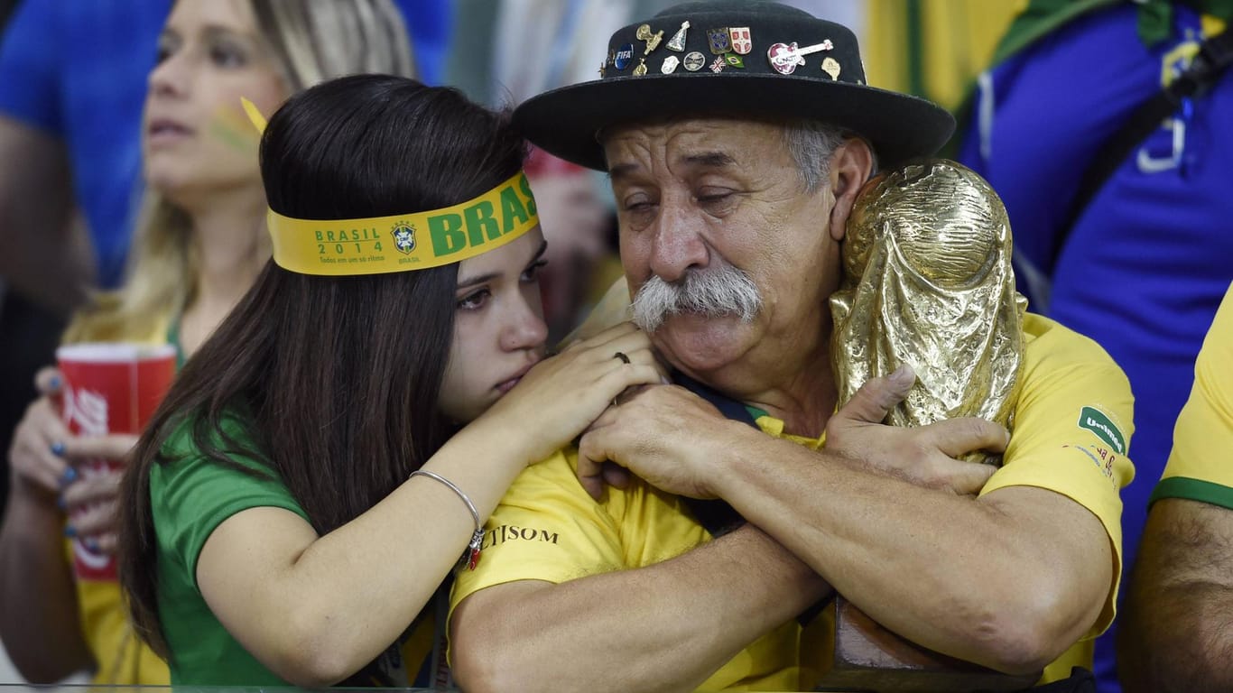 Ein Bild, das um die Welt ging: Clovis Acosta Fernandes, der berühmteste Fußball-Fan Brasiliens (re.), hadert nach dem 1:7 gegen Deutschland.
