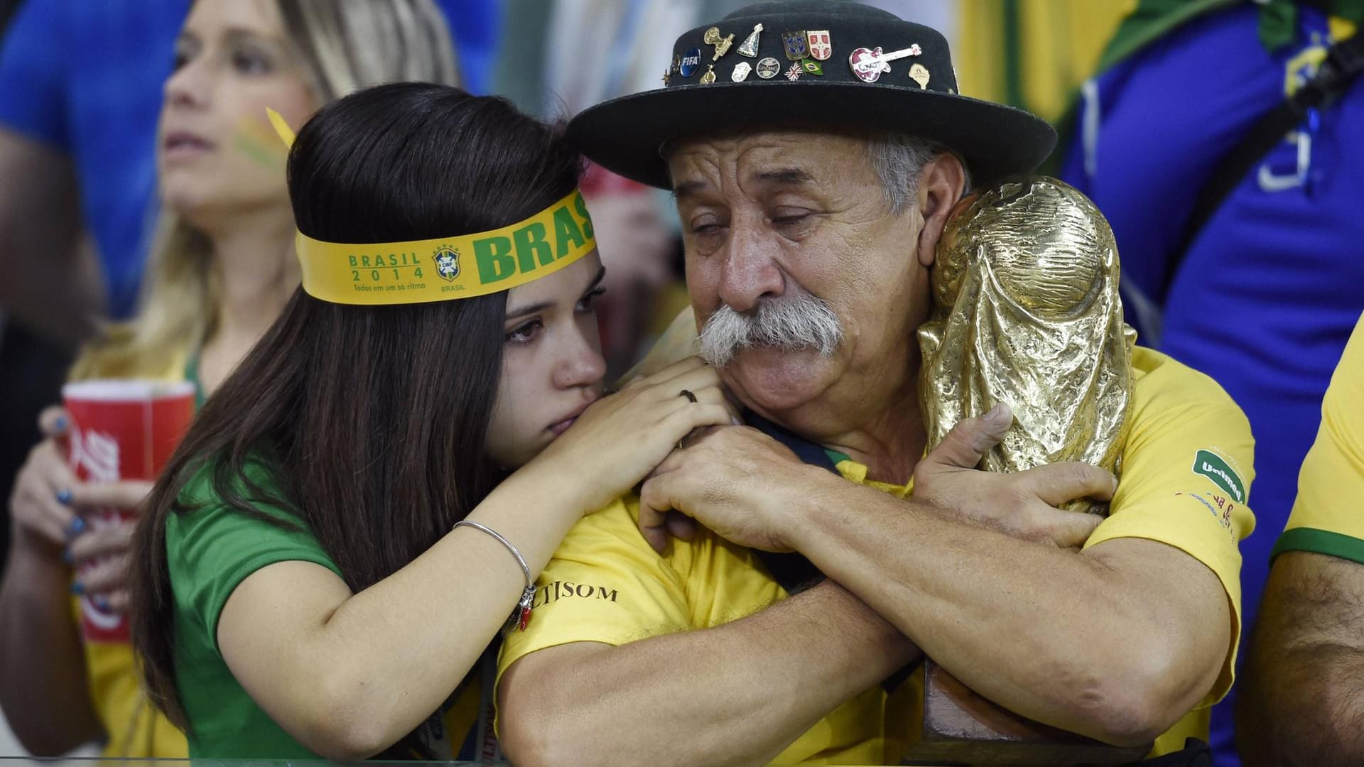 Ein Bild, das um die Welt ging: Clovis Acosta Fernandes, der berühmteste Fußball-Fan Brasiliens (re.), hadert nach dem 1:7 gegen Deutschland.