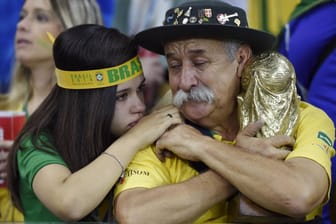 Ein Bild, das um die Welt ging: Clovis Acosta Fernandes, der berühmteste Fußball-Fan Brasiliens (re.), hadert nach dem 1:7 gegen Deutschland.