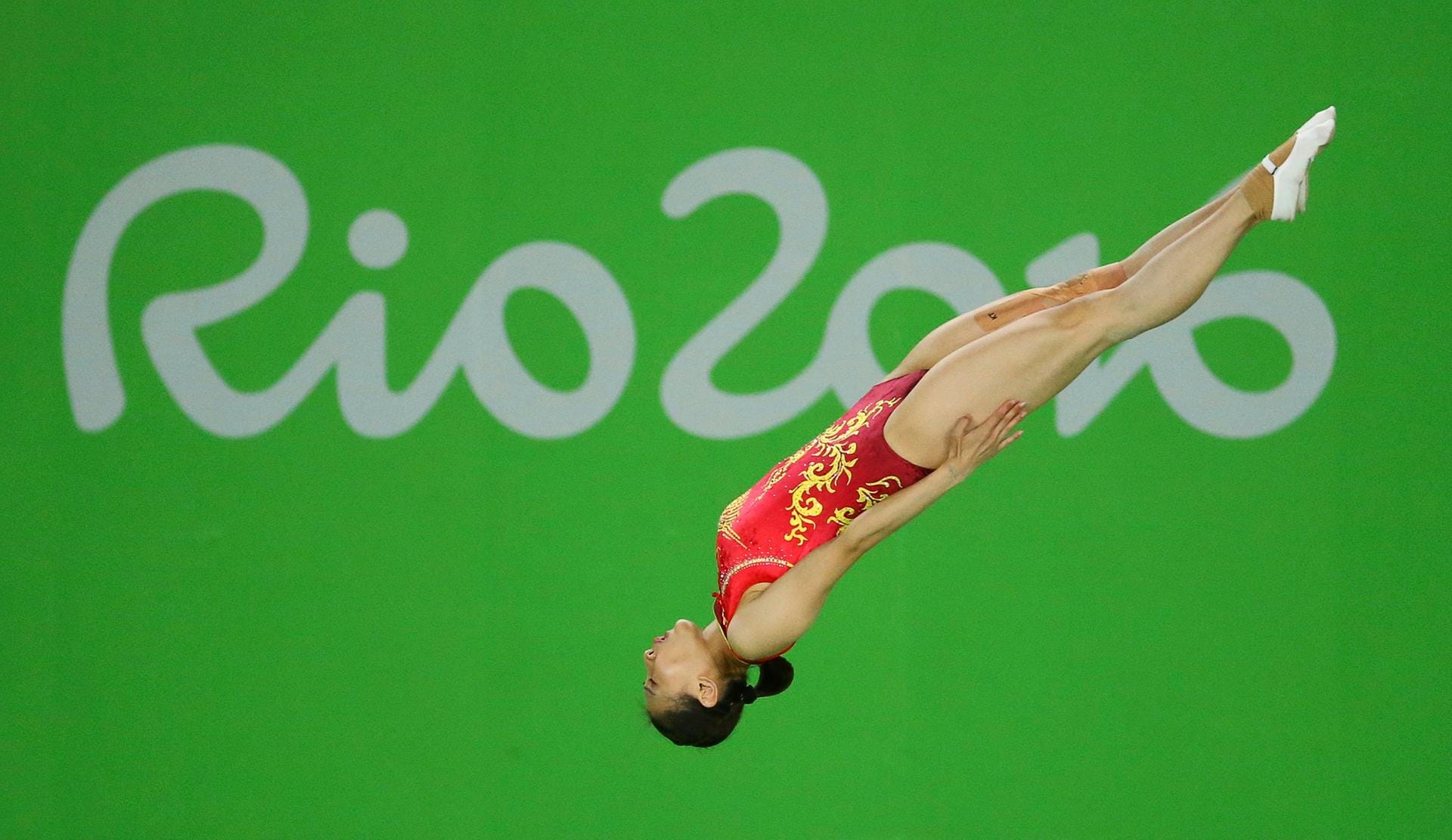 Volle Körperspannung: Die Chinesin He Wenna schwebt beim Trampolin-Springen hochkonzentriert durch die Luft.