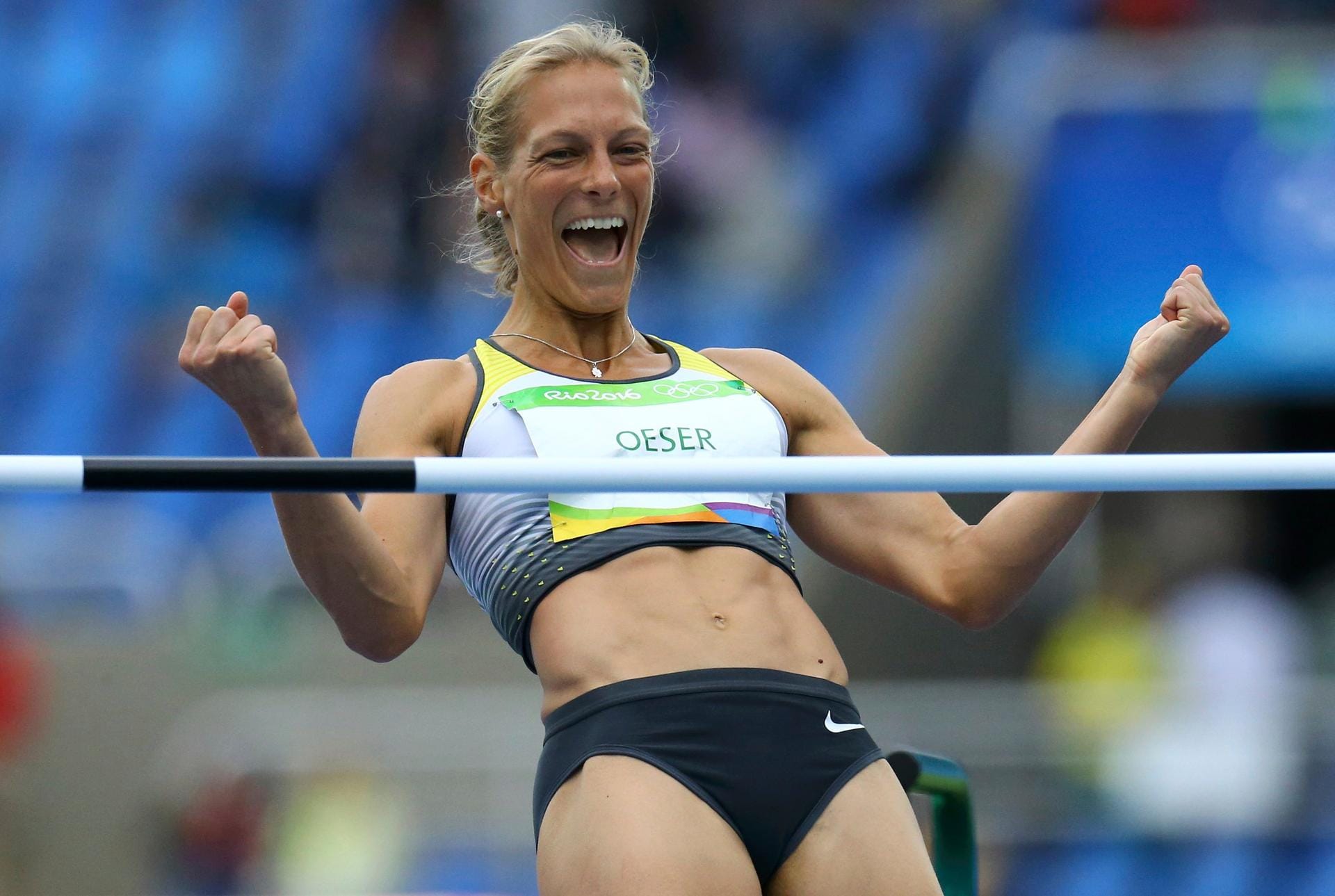 Deutschlands Siebenkämpferin Jennifer Oeser freut sich riesig über ihre starken 1,86 Meter im Hochsprung.