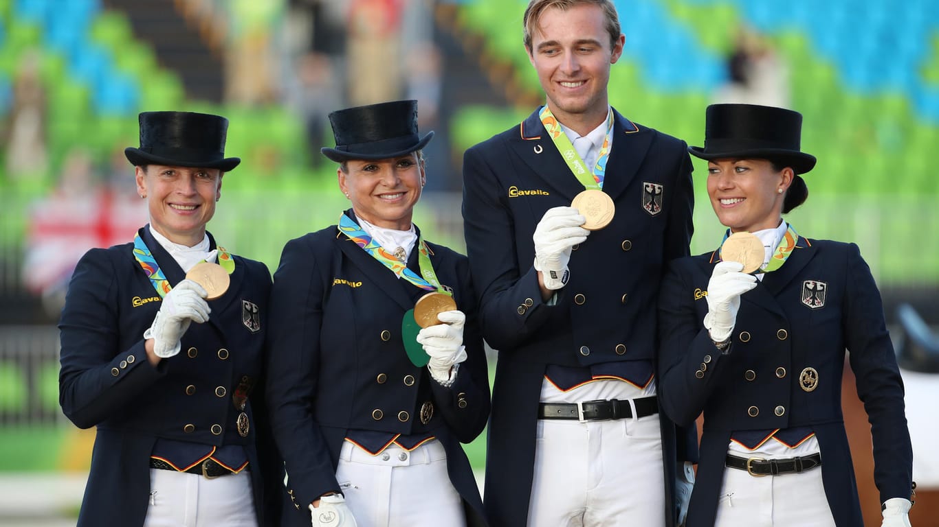 Isabell Werth, Dorothee Schneider, Sönke Rothenberger und Kristina Bröring-Sprehe (v.li.) posieren mit ihren goldenen Medaillen.
