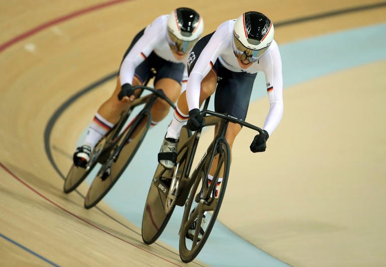Die deutschen London-Olympiasiegerinnen Miriam Welte und Kristina Vogel schnappen sich bei den Bahnrad-Wettbewerben Bronze. Im Rennen um den dritten Platz sind sie schneller als das Duo aus Australien. Der Olympiasieg geht an die Chinesinnen.