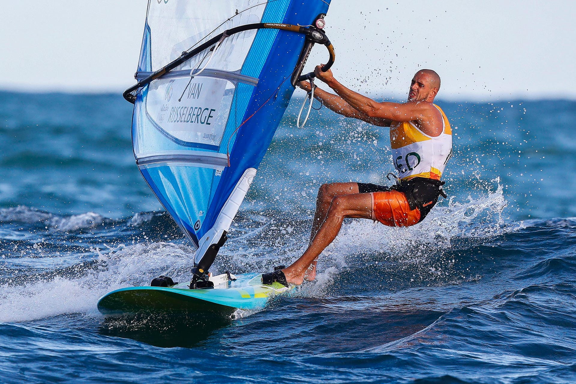 Der Niederländer Dorian Van Rysselberghe kämpft bei den olympischen Segelwettbewerben mit den Bedingungen auf dem Wasser.