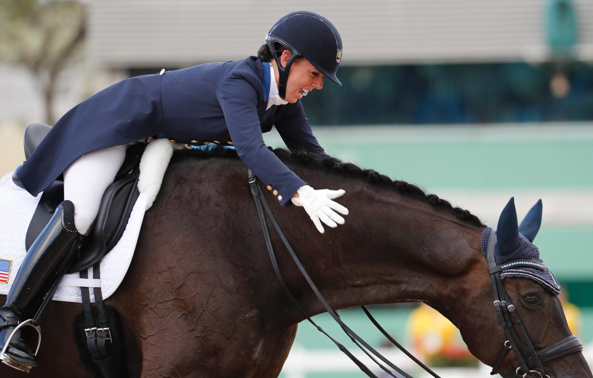 Die US-Amerikanerin Kasey Perry-Glass darf sich in der Dressur über Team-Bronze freuen. Der erste Dank geht natürlich an ihr Pferd.