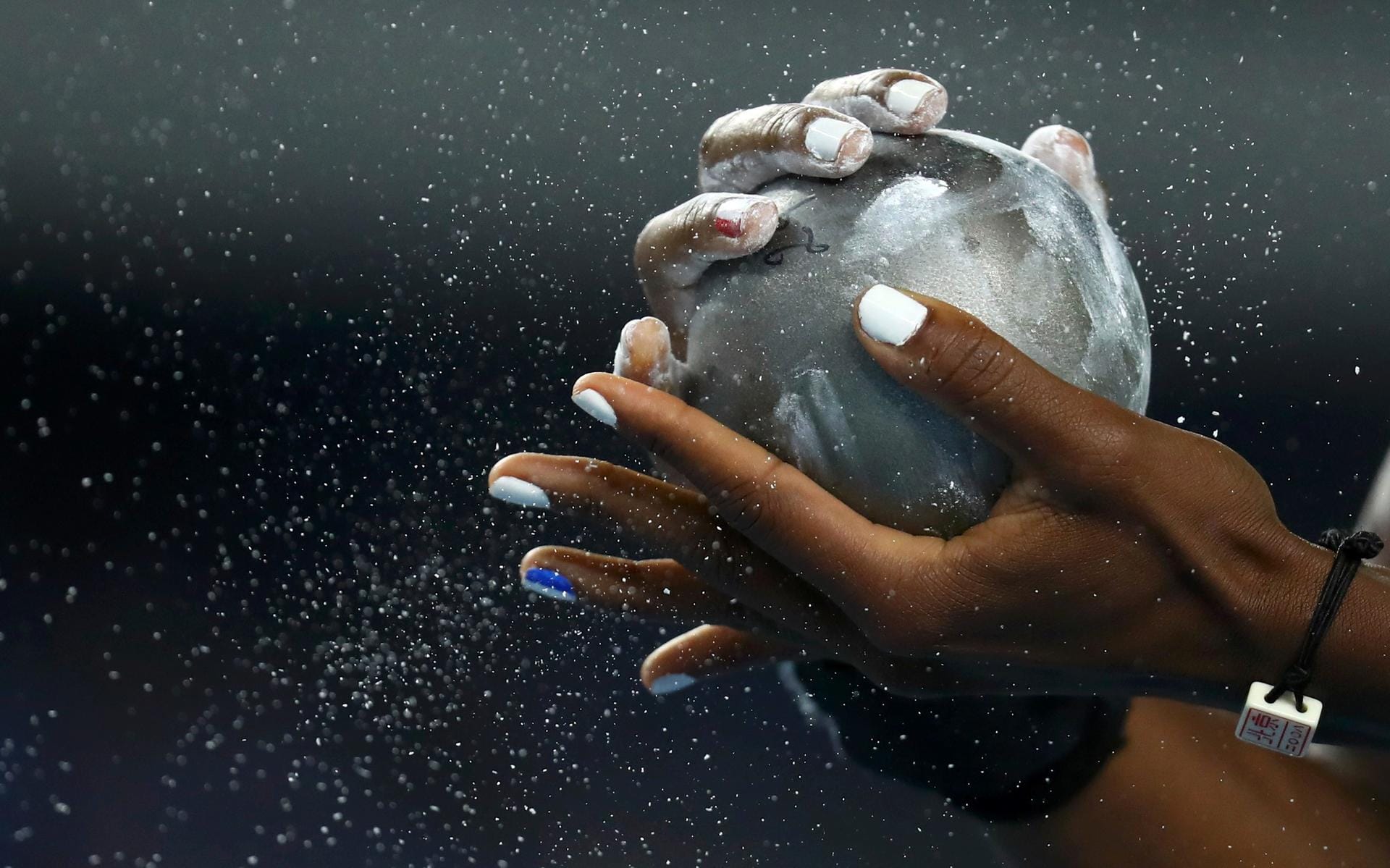 Schöne Detailaufnahme: Die französische Siebenkämpferin Antoinette Nana Djimou Ida kümmert sich beim Kugelstoßen liebevoll um ihr Sportgerät.