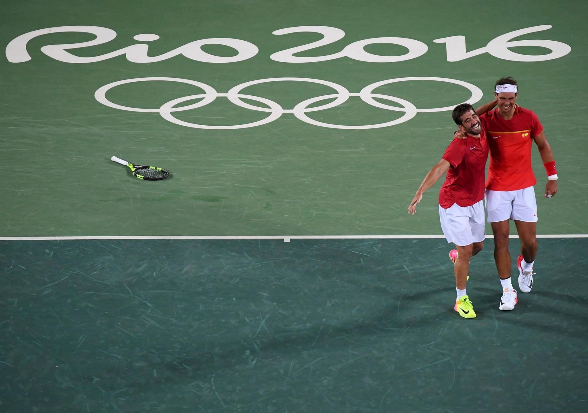 Goldene Zeiten: Die spanischen Tennis-Stars Rafael Nadal (re.) und Marc Lopez feiern ihren Triumph im Doppel gegen die Rumänen Florin Mergea und Horia Tecau.