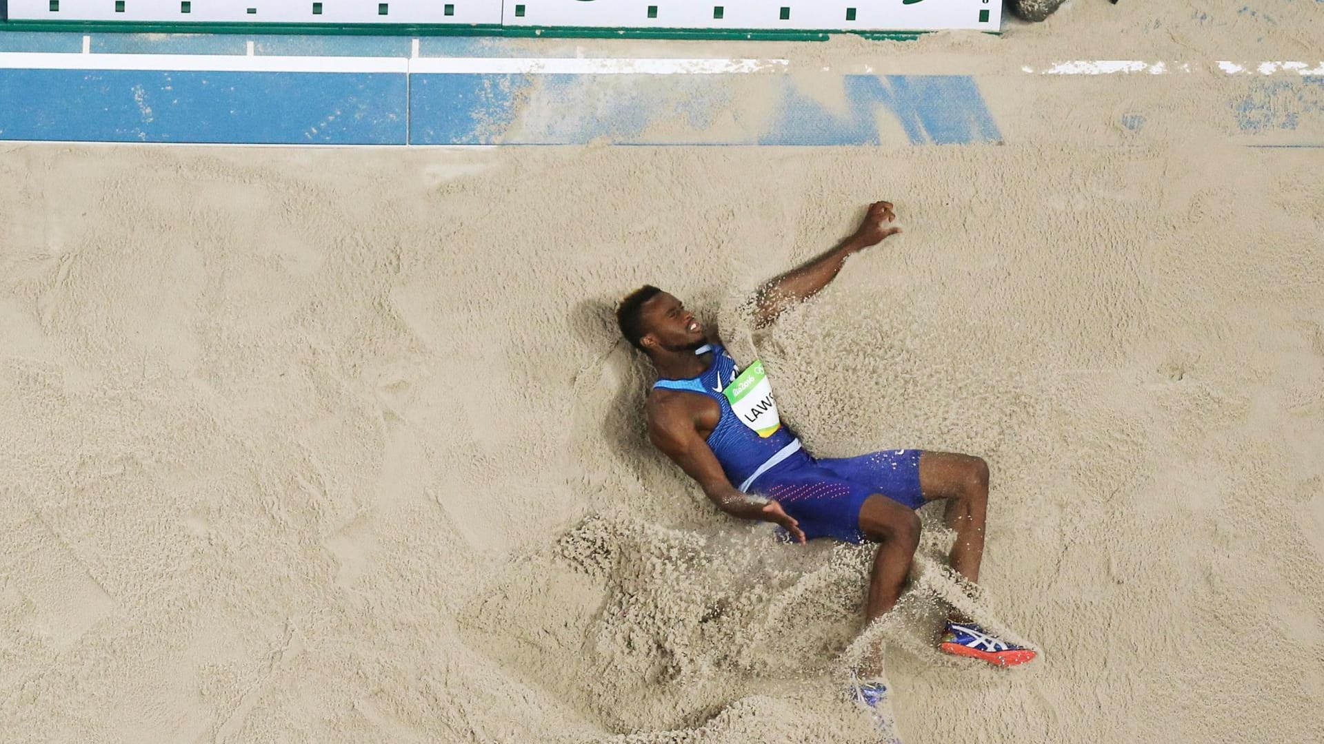 Frischer Sand von der Copa Cabana? Der amerikanische Weitspringer Jarrion Lawson macht jedenfalls schonmal den Liege-Test.