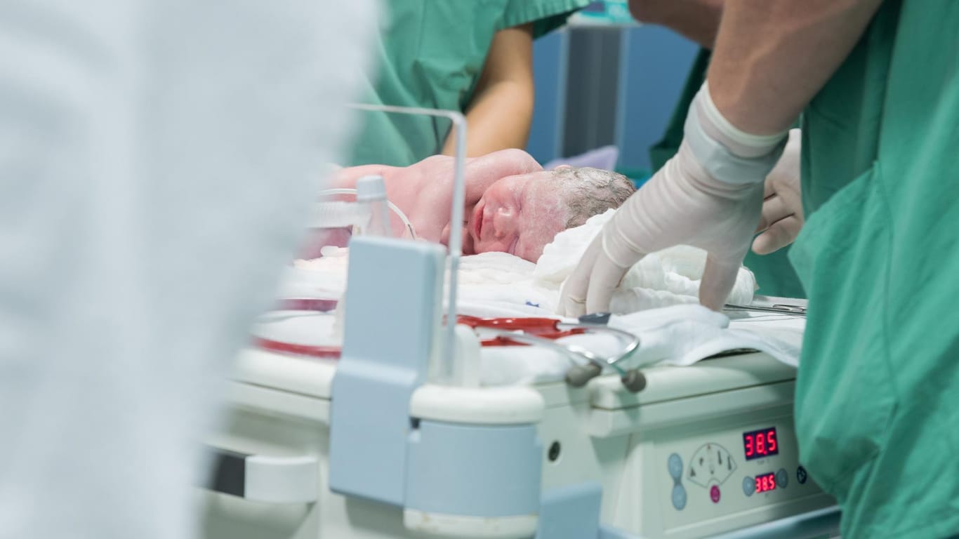 Das operierte Baby kam per Kaiserschnitt auf die Welt.