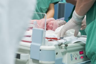 Das operierte Baby kam per Kaiserschnitt auf die Welt.