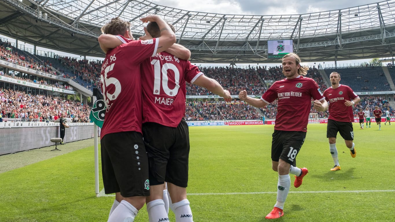 Spitzenreiter, Spitzenreiter: Hannover 96 feierte gegen Fürth den zweiten Sieg im zweiten Spiel. Hier wird der Treffer von Sebastian Maier (Nummer zehn) bejubelt.