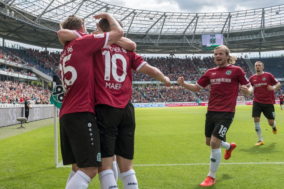 Spitzenreiter, Spitzenreiter: Hannover 96 feierte gegen Fürth den zweiten Sieg im zweiten Spiel. Hier wird der Treffer von Sebastian Maier (Nummer zehn) bejubelt.