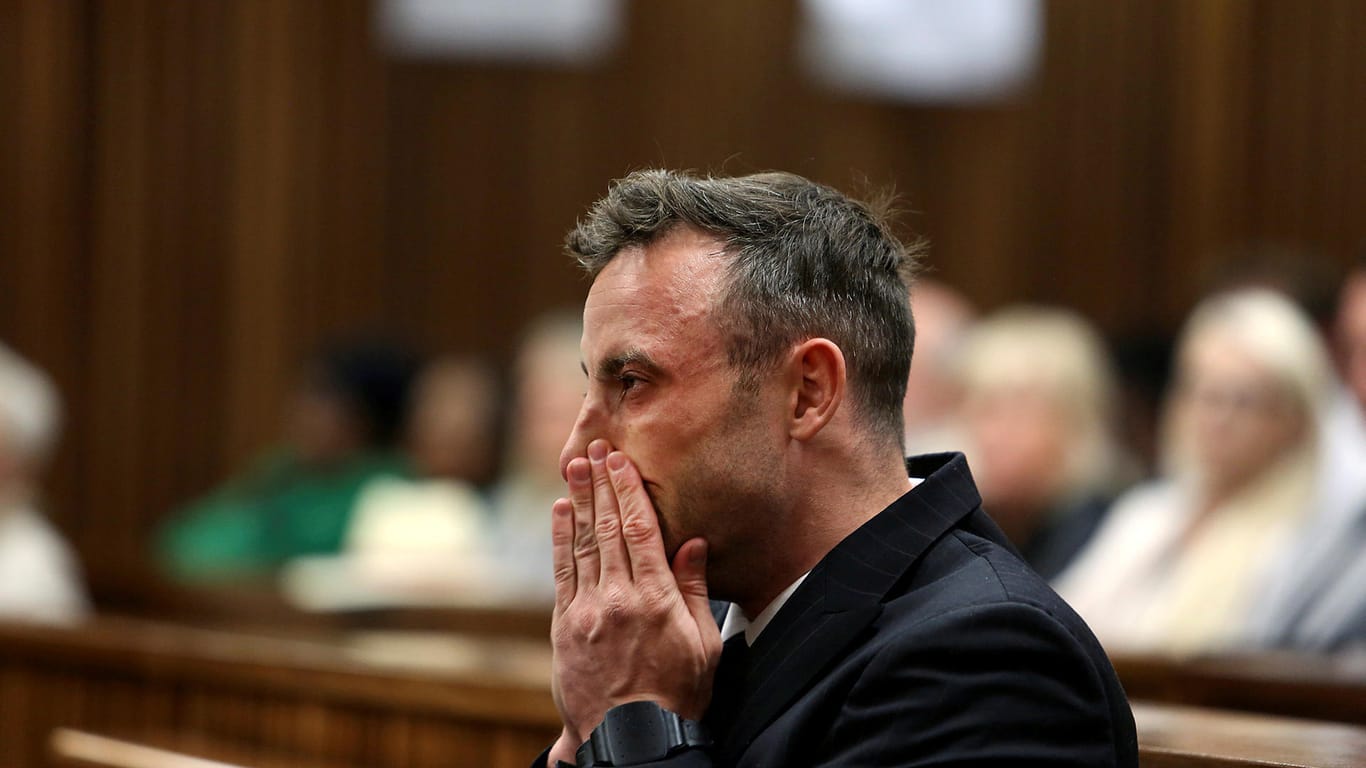 Der wegen Mord zu sechs Jahren Haft verurteilte Oscar Pistorius soll selbstmordgefährdet sein. Deshalb steht er im Gefängnis unter Dauerbeobachtung.