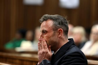 Der wegen Mord zu sechs Jahren Haft verurteilte Oscar Pistorius soll selbstmordgefährdet sein. Deshalb steht er im Gefängnis unter Dauerbeobachtung.