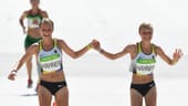 Doppelte Freude: Beim Marathon-Lauf der Damen nehmen die Zwillinge Lisa (li.) und Anna Hahner teil - und überqueren schließlich Hand-in-Hand die Ziellinie.