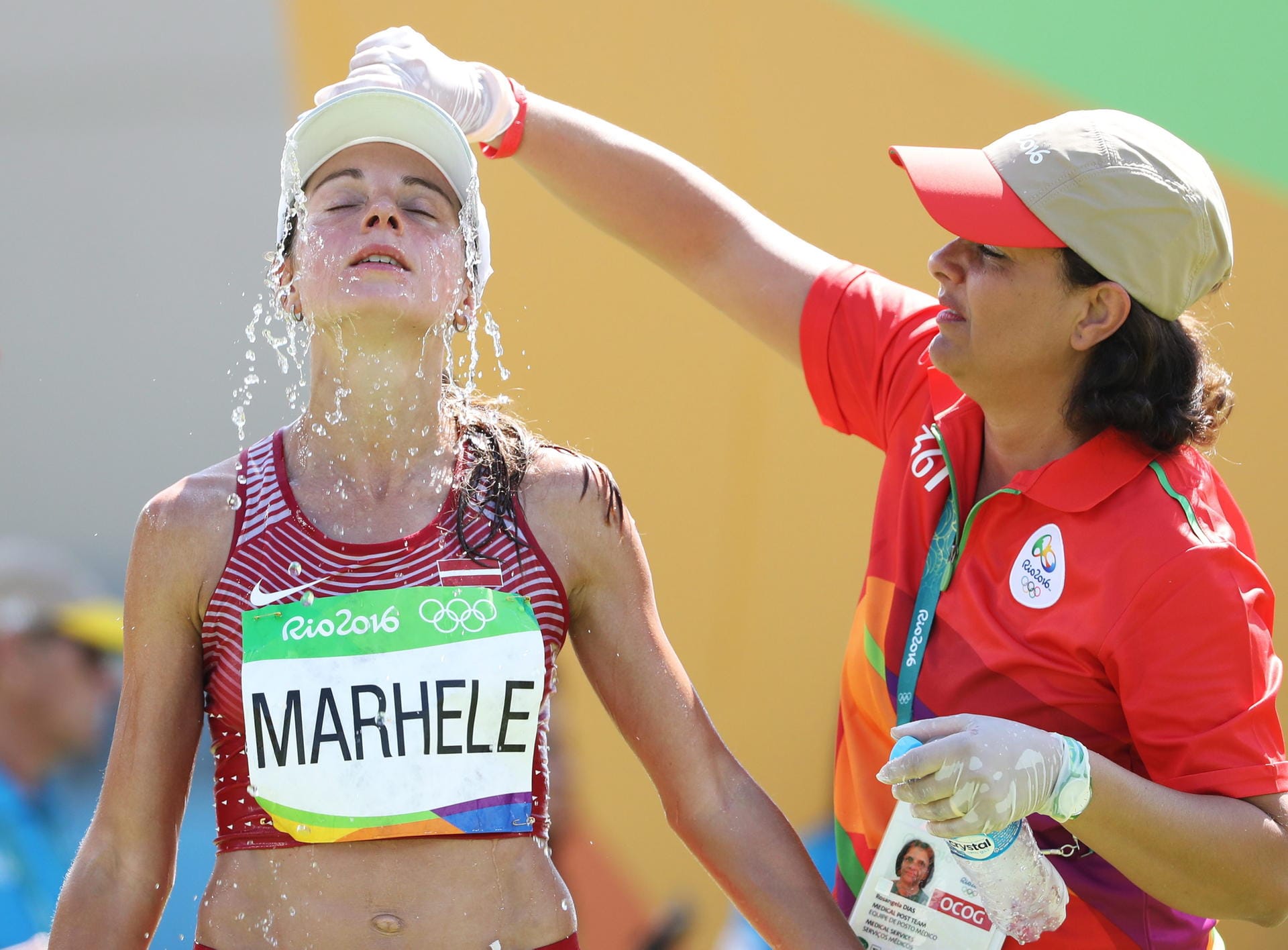 Genussmensch: Ilona Marhele tat die Erfrischung nach den Strapazen des Marathonlaufs sichtlich gut. Die Lettin kam auf den 61. Platz und lag letztlich 16:58 Minuten hinter Siegerin Jemima Sumgong aus Kenia.